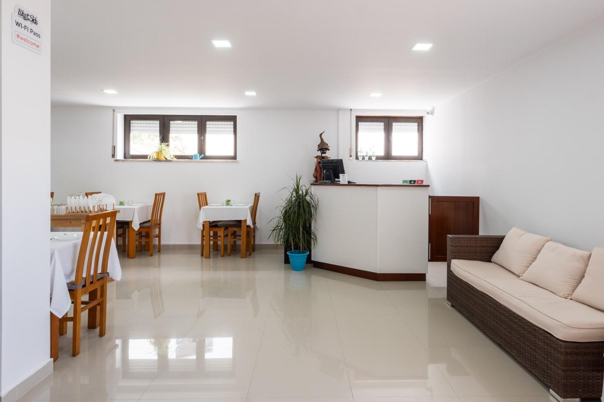 West Side Guesthouse Пениш Екстериор снимка