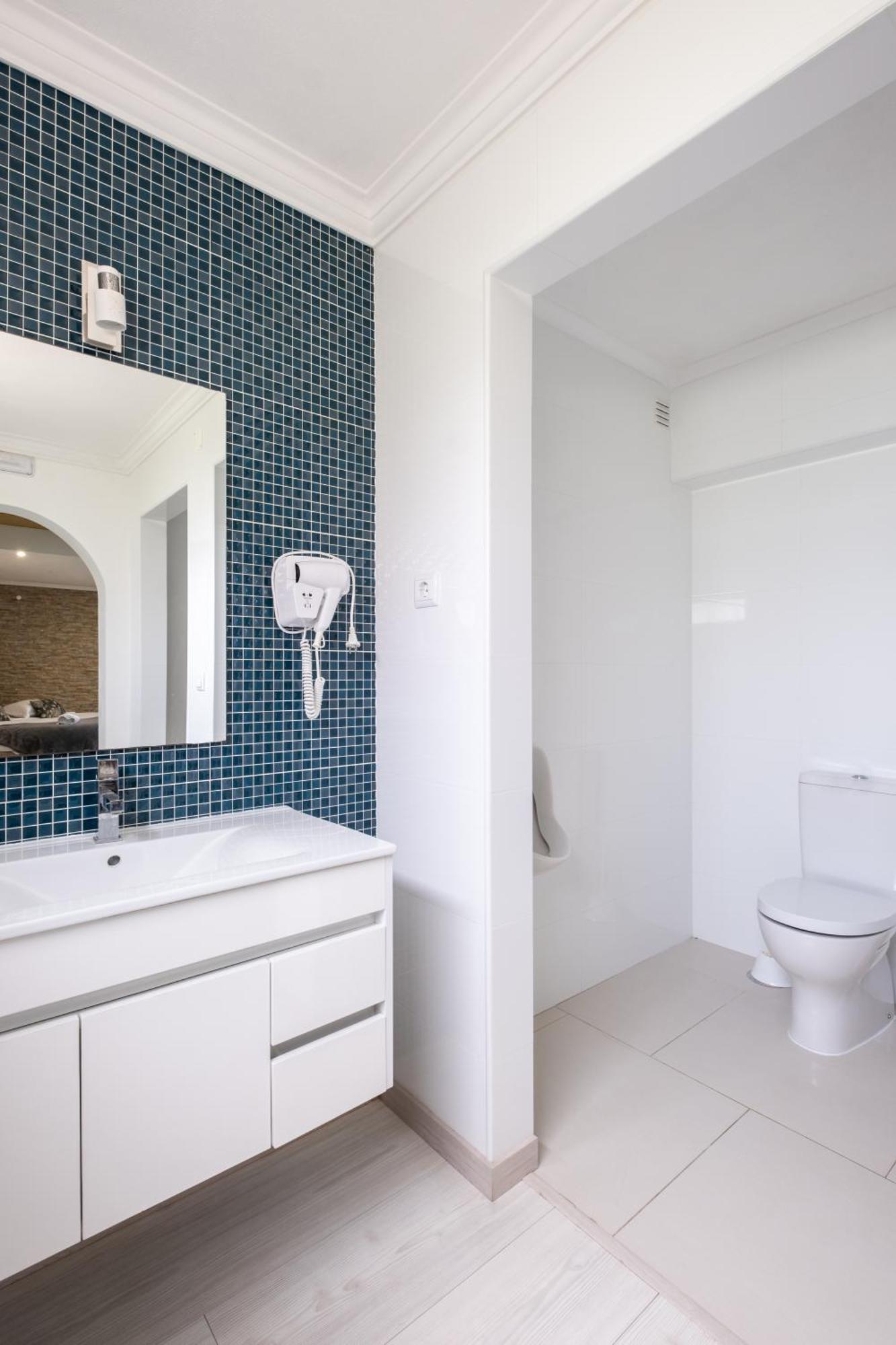 West Side Guesthouse Пениш Екстериор снимка